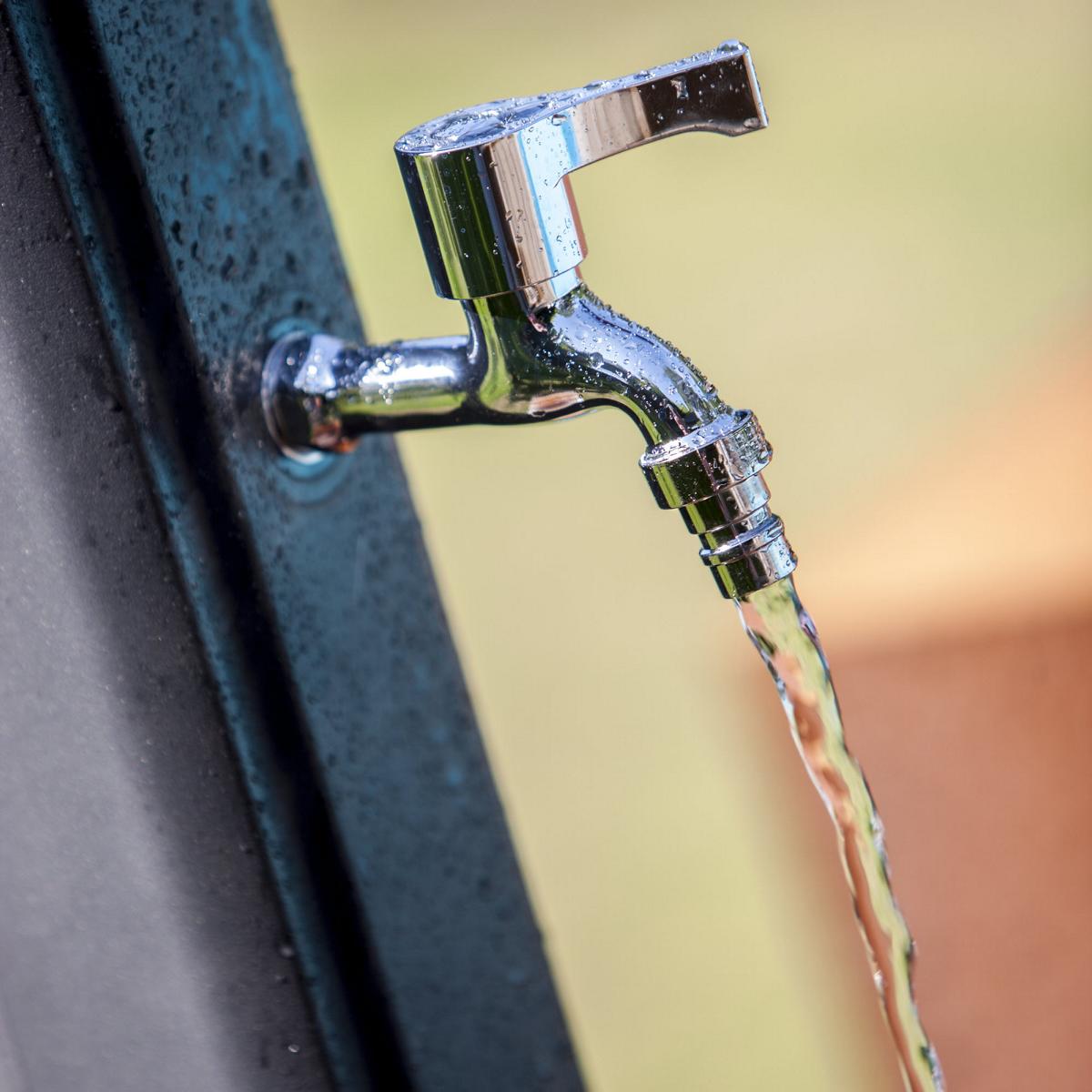 GRE PE-Solardusche geschwungen 25 Liter in schwarz