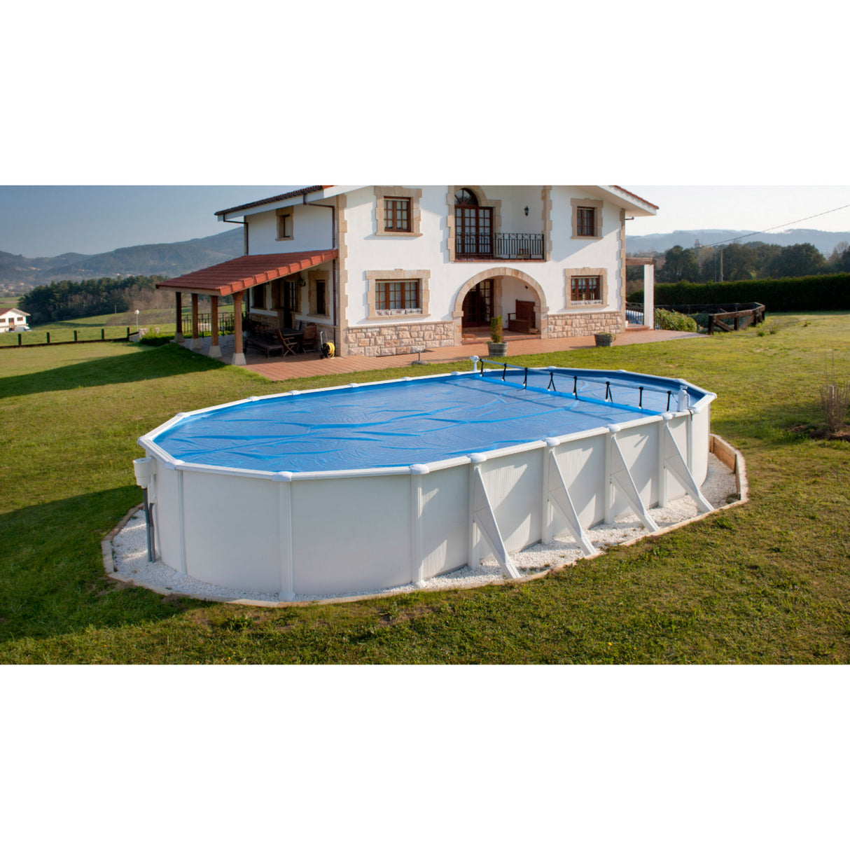 Dispositif enroulable pour piscines à paroi acier GRE - installation en bord de piscine